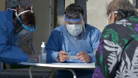 Récord de muertes por coronavirus en el país: 241 para superar las 5000