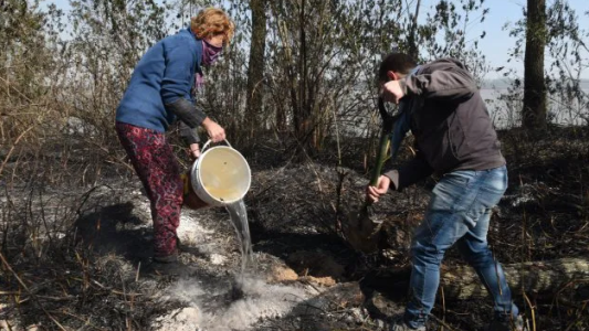 Por el fuego en las islas desalojaron una estación de peaje en el puente Rosario-Victoria