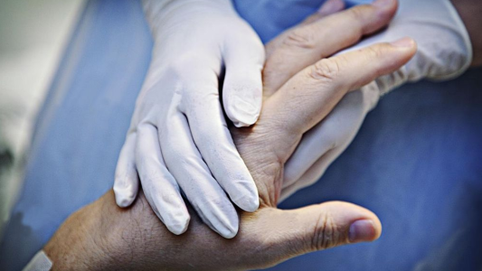 Derecho a decir adiós: concejales rosarinos buscan protocolo para pacientes con coronavirus graves