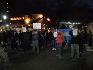 Gastronómicos de Rosario reclaman contra la restricción de horarios