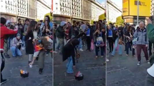 Negadores de la pandemia realizaron una "quema de barbijos" en CABA