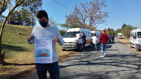 Transportistas escolares santafesinos marcharon en caravana en adhesión a la protesta nacional