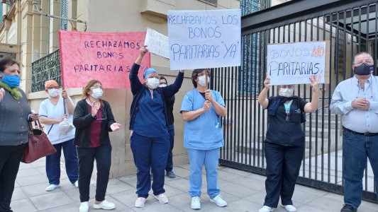 Protesta de trabajadores de la salud frente al hospital Cullen