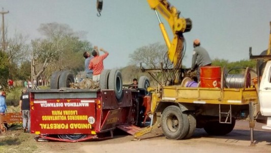 Laguna Paiva: volcó un autobombas y un bombero perdió la vida