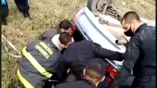Video: así rescataron a un hombre que cayó a una zanja con su auto