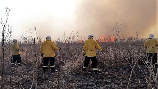 Defensa Civil solicitó refuerzos materiales para sofocar incendios