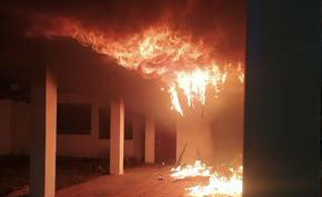 Un incendio de magnitud causó graves daños en un ex restaurante del sur