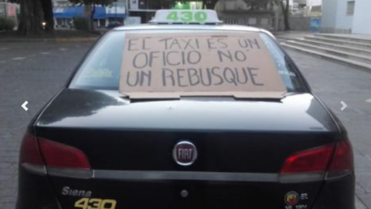 Los taxistas protestan en la municipalidad por la llegada de Uber