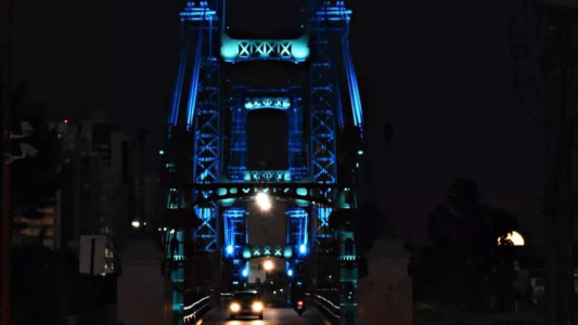 Santo Tomé y Santa Fe de azul-turquesa, por el Día de la Dislexia