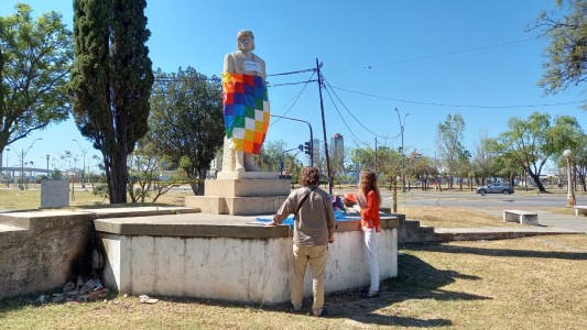 Intervención al monumento de Cristóbal Colón con un mensaje conciliador y de perdón