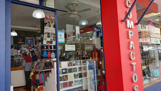 Detuvieron a dos hombres que cometieron un robo en una disquería céntrica