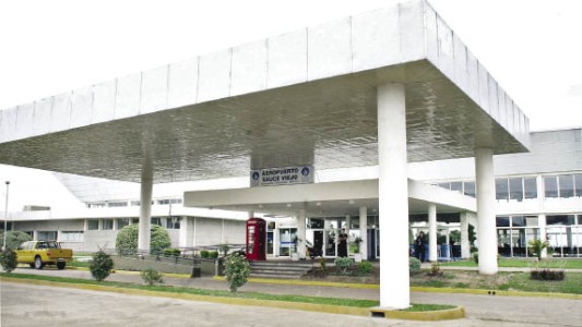 Vuelve a operar el Aeropuerto: un vuelo semanal, test negativo, protocolos y posta sanitaria