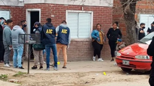 Otra madrugada violenta en la ciudad: encontraron un cuerpo en la vía pública con un disparo de escopeta