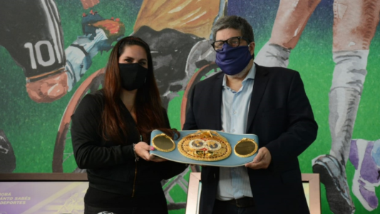 La  boxeadora Victoria “Leona” Bustos cedió su cinturón y guantes al Museo del Deporte Santafesino