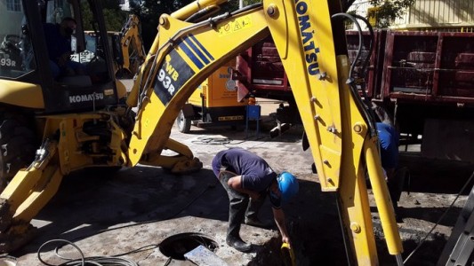 Siguen los trabajos para solucionar la falla en la válvula del acueducto de barrio Candioti