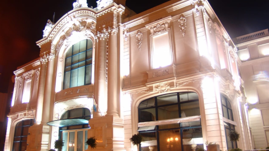 Con estrictos protocolos vuelven el teatro y la música en vivo con público