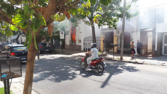 Los vecinos intentan apagar un incendio con baldazos de agua en Francia al 2900
