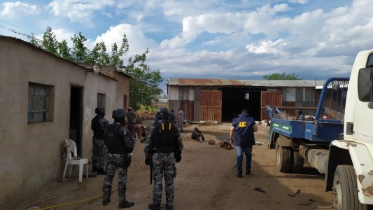 En múltiples allanamientos, detuvieron a seis personas por robo de cables