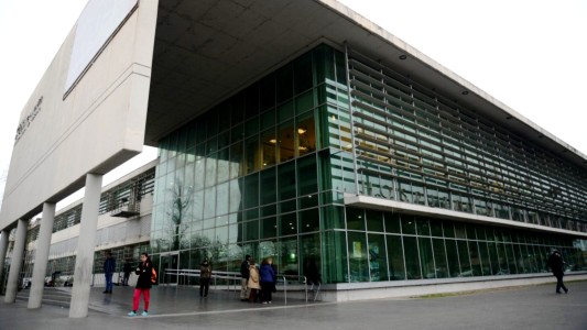 Rosario: Asesinan a balazos a un joven en la puerta de su casa