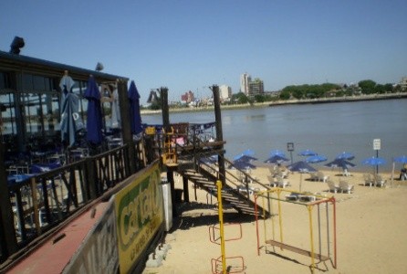 Pese a no estar habilitada, la playa de Costanera Este se colmó