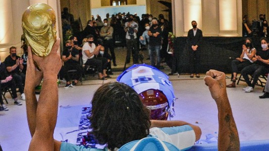 Argentinos Juniors expulsará al socio que se sacó la foto con el cuerpo de Maradona en la funeraria