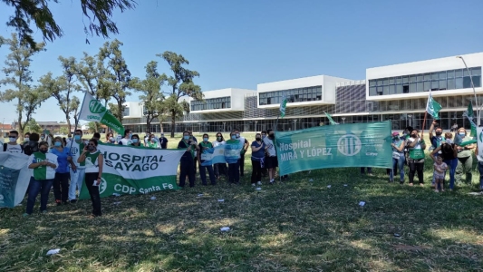 Trabajadores de la salud se manifestaron frente al Hospital Iturraspe