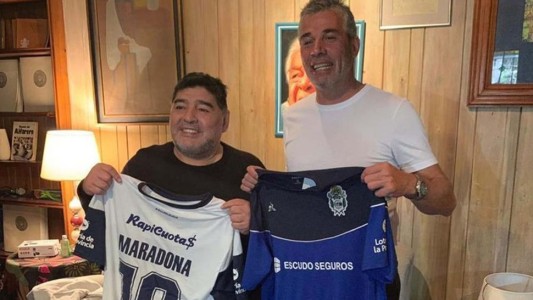 El presidente de Gimnasia le apunto al entorno de Maradona: "No tuvieron huevos para decirle que no"