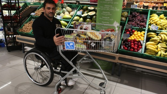 Solicitan que los supermercados tengan changos y canastos adaptables a sillas de ruedas