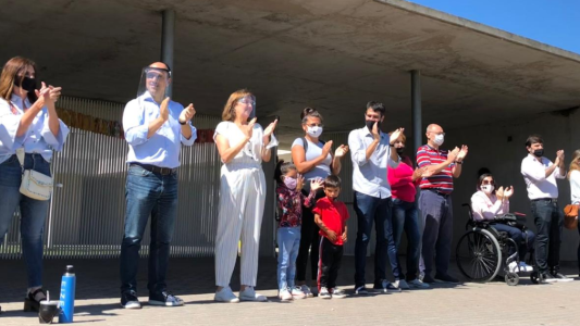 Con un abrazo simbólico, pidieron retomar actividades en los Jardines Municipales