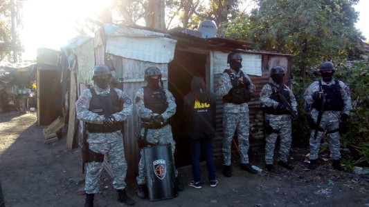 7 personas detenidas, una de ellas menor de edad, en múltiples allanamientos en "La Carbonilla"