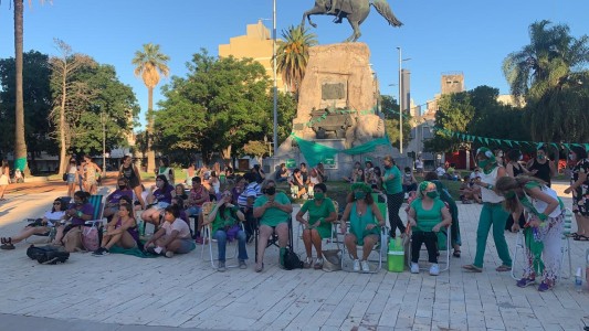 Vigilia en Plaza San Martín: aguardan por la legalización del aborto