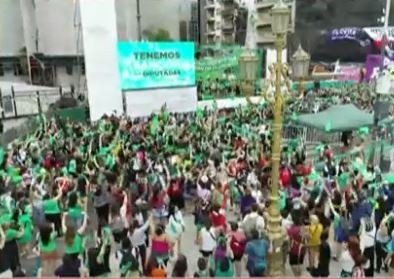 Una multitud "verde" festeja en la calle la media sanción de ley de aborto en Diputados