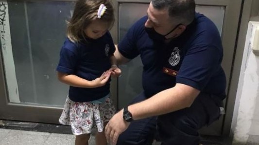 Video: bomberos de Lomas de Zamora salvaron a una niña trasladada al cuartel sin signos vitales