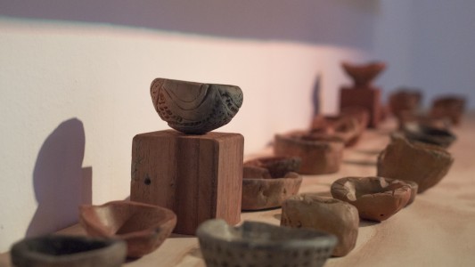 Propuestas para experimentar con el barro y las palabras en la muestra de Kiwi