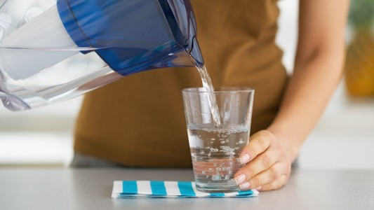 En días de altas temperaturas, recomiendan tomar al menos doce vasos de agua diarios