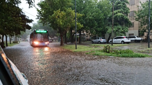 En pocos minutos, el temporal produjo varios anegamientos en Rosario
