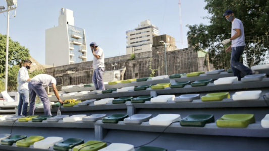 Se colocan las butacas en el anfiteatro del Parque del Sur