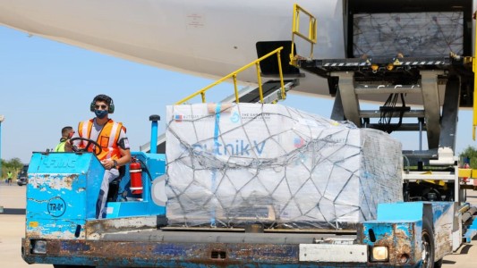 Vacuna Sputnik: aterrizó el avión con 220 mil dosis para Argentina y 20 mil para Bolivia