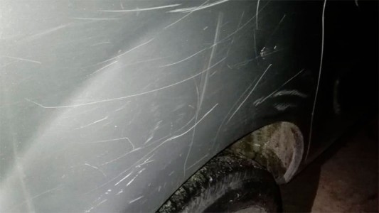 Denuncia y detención: joven rayó el auto de su padre porque no le daba dinero