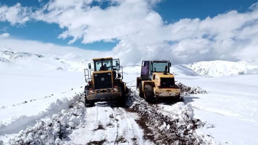 Trabajan para trasladar a nueve varados por un temporal en Mendoza