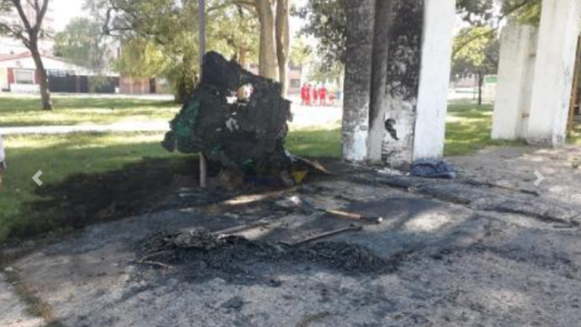 El Parque Garay volvió a ser víctima del vandalismo: quemaron baños químicos