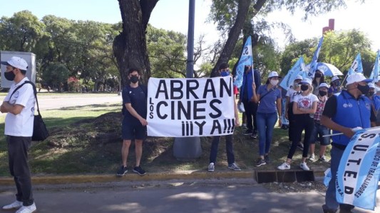 Trabajadores de cines se manifestaron pidiendo por la vuelta de la actividad