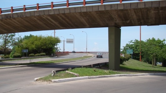 Dos jóvenes que circulaban en moto cayeron desde el puente Oroño