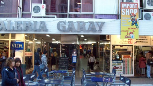 Robó en la Galería Garay y quedó grabado por una cámara