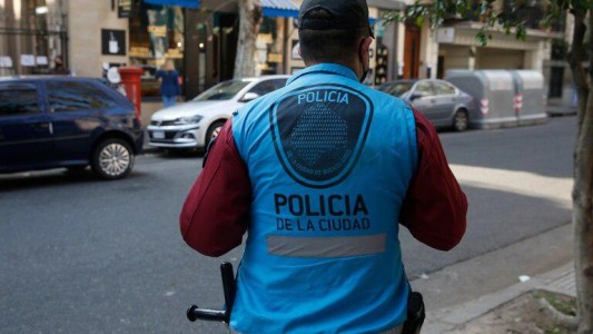 Un hombre confesó ante la policía haber asesinado a una mujer y herido a otra