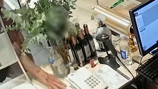 Pidió comida con una nena en un comercio y se robó un celular del mostrador