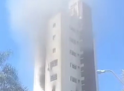 Video: se incendió un edificio en Costanera Oeste