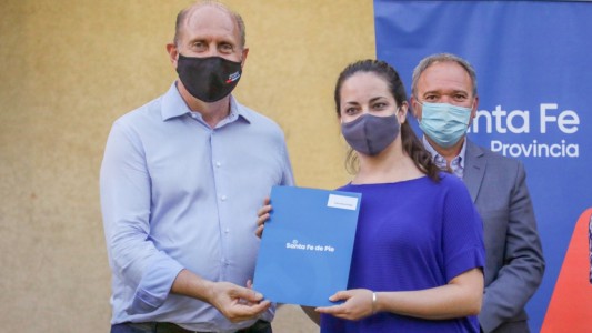 Perotti entregó boletos de compra-venta de 83 lotes a familias de Laguna Paiva