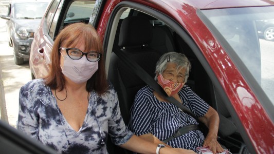 Celia Arena acompañó a Otilia Acuña a vacunarse contra el Covid-19