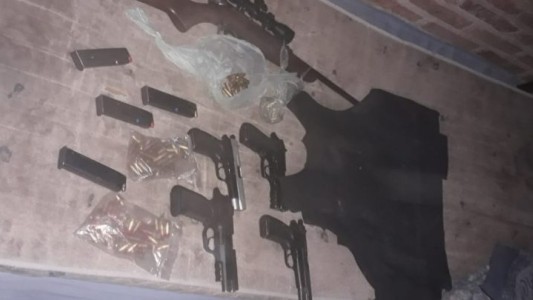 Tras un tiroteo en Barrio Scarafía, detuvieron a cinco jóvenes y secuestraron un arsenal